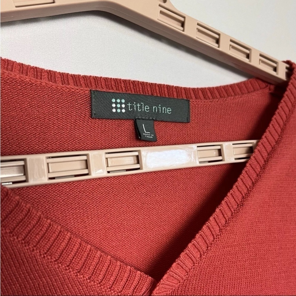 Title Nine V Neck Sz L Coral Orange Sweater Ribbed Trim  Knit Top Outdoor EUC - Picture 3 of 9